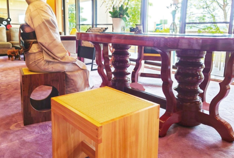 一つのテーブルに対して、形の違うデザインや色を配置することでお部屋全体の雰囲気を変えることができます